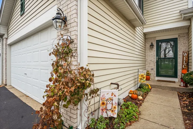 $344,900 | 352 Normandie Drive, Sugar Grove, IL 60554