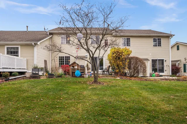 $344,900 | 352 Normandie Drive, Sugar Grove, IL 60554