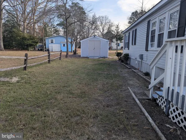 a view of a house with backyard and trees