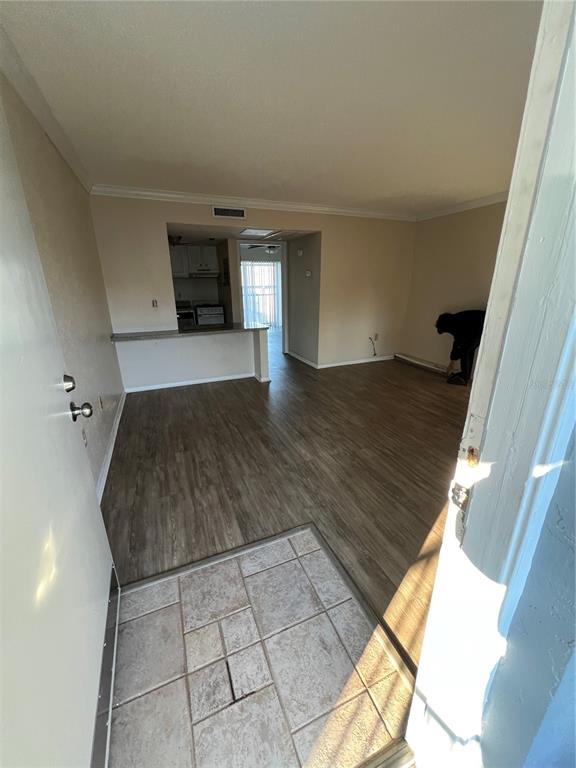136 Blue Pointe Way, Unit 310 Altamonte Springs, FL 32701 - Photo 5 of 10 a living room with a couch