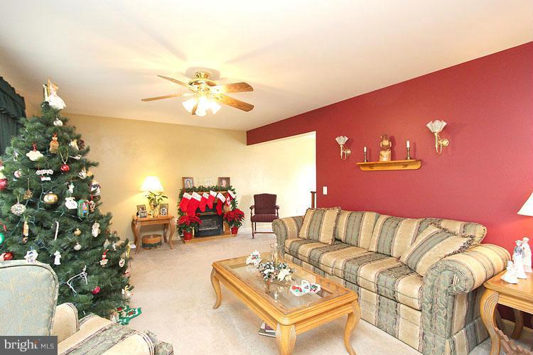10665 Harding Road Laurel, MD 20723 - Photo 4 of 30 Living Room