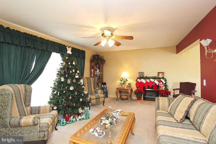 10665 Harding Road Laurel, MD 20723 - Photo 5 of 30 Living Room