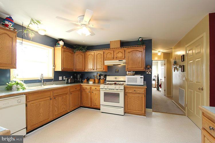 10665 Harding Road Laurel, MD 20723 - Photo 8 of 30 Kitchen