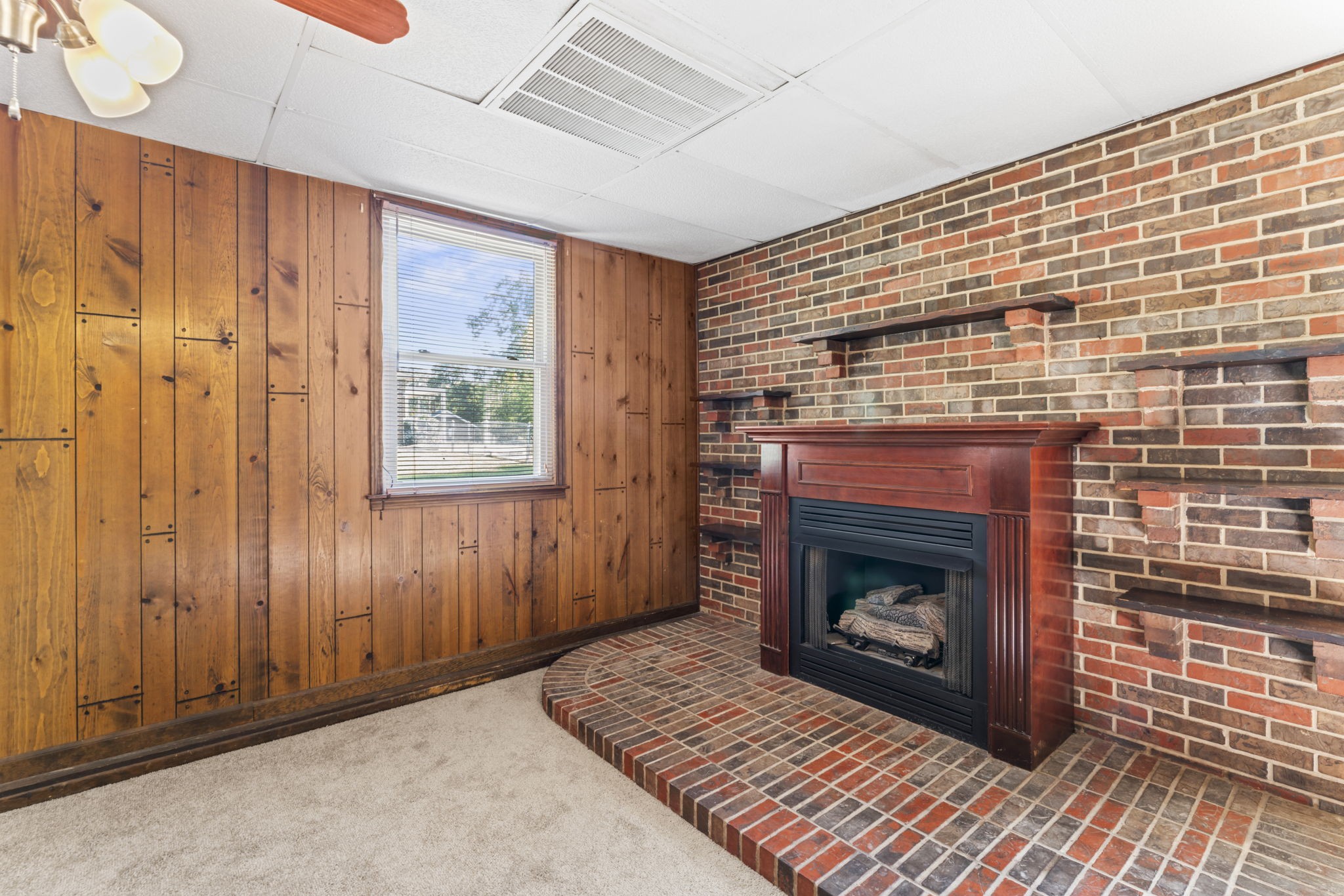 499 Ridgewood Drive Manchester, TN 37355 - Photo 16 of 37 a living room with a fireplace
