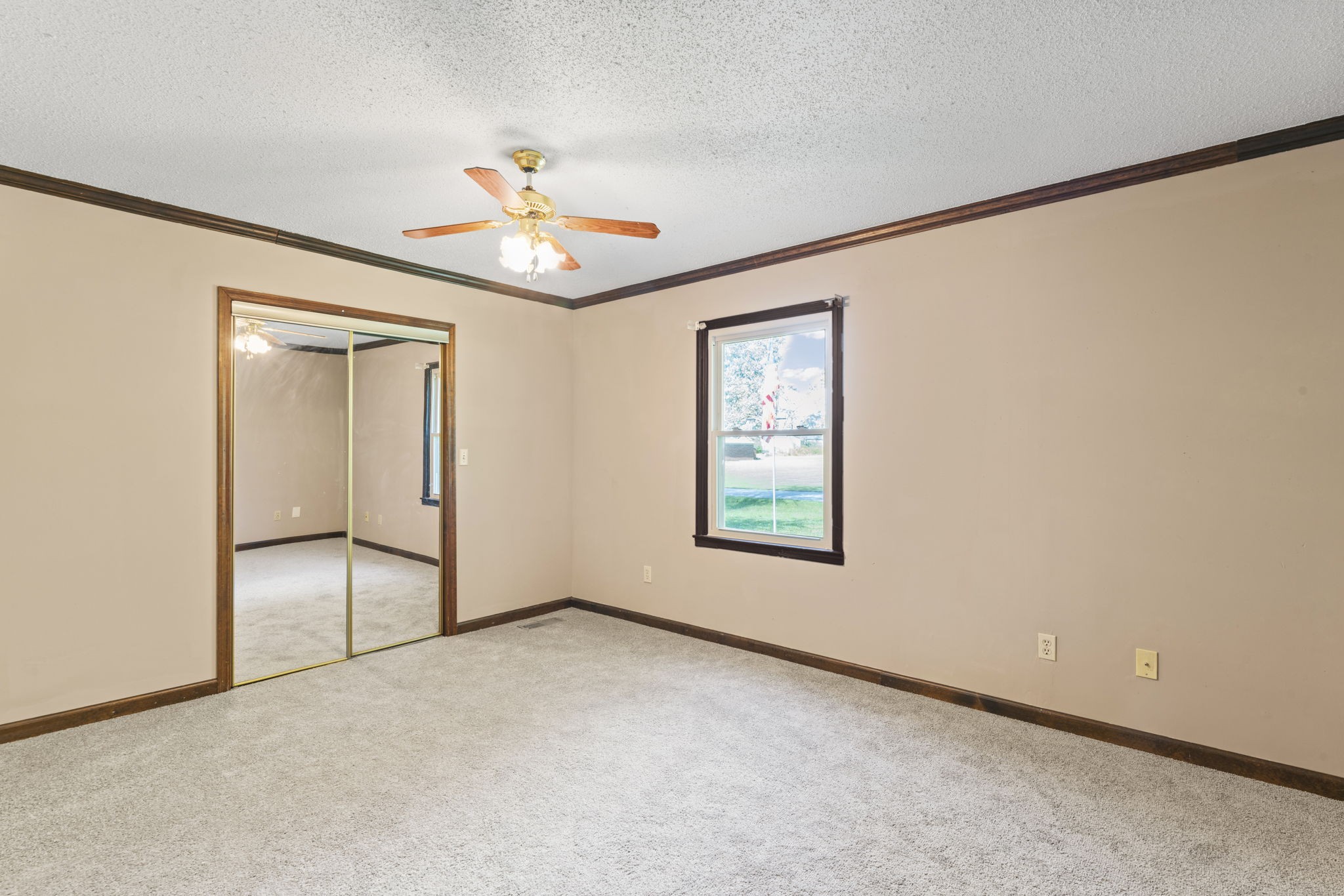 499 Ridgewood Drive Manchester, TN 37355 - Photo 18 of 37 an empty room with windows and closet
