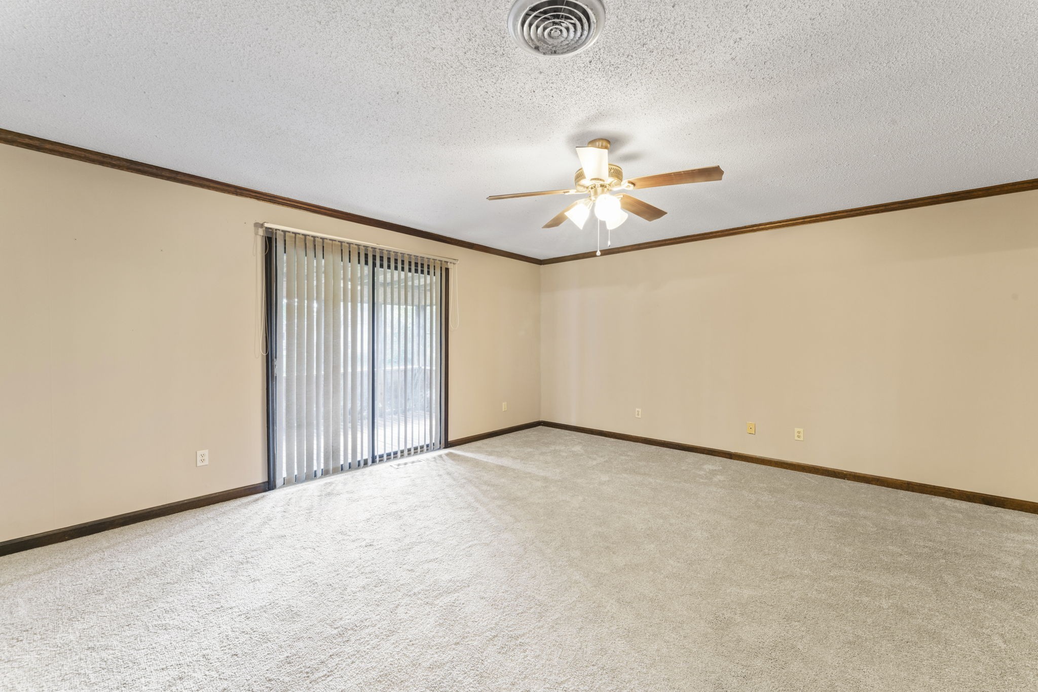 499 Ridgewood Drive Manchester, TN 37355 - Photo 20 of 37 an empty room with a window