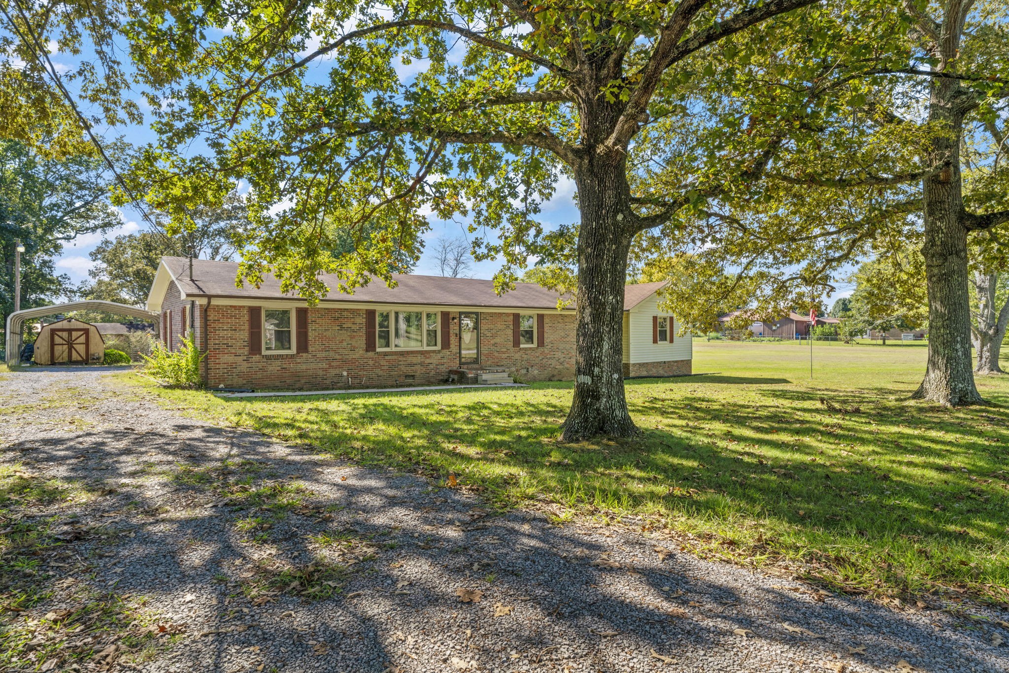 499 Ridgewood Drive Manchester, TN 37355 - Photo 2 of 37 a front view of a house with a garden