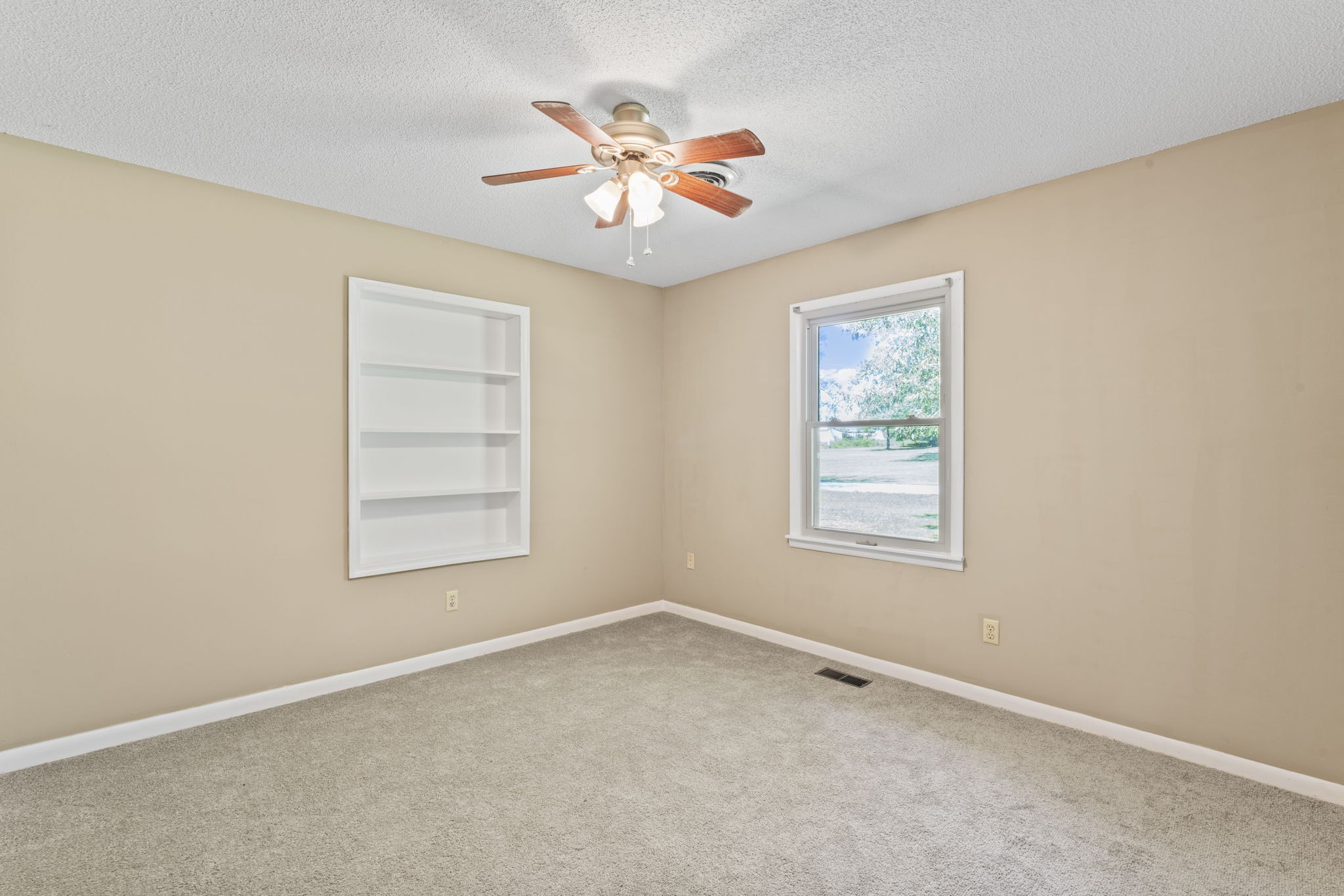 499 Ridgewood Drive Manchester, TN 37355 - Photo 28 of 37 an empty room with window and closet