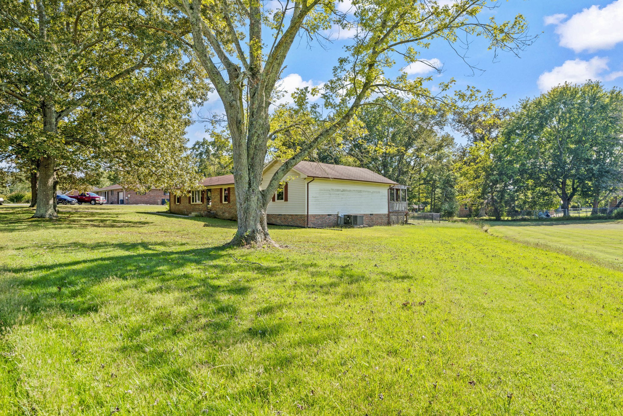 499 Ridgewood Drive Manchester, TN 37355 - Photo 4 of 37 a front view of house with yard and green space