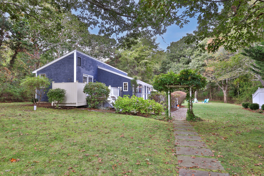 a view of a house with a yard