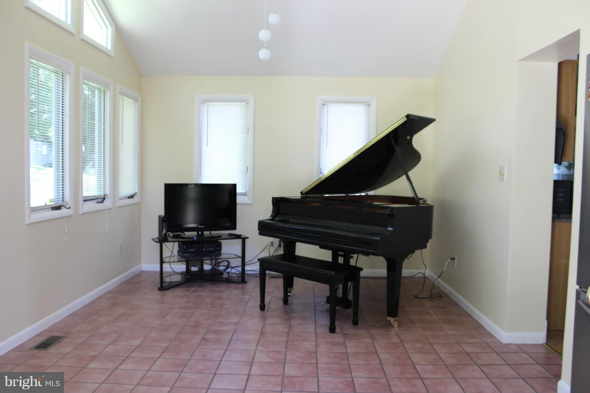 6806 Collinsdale Road Baltimore, MD 21286 - Photo 13 of 29 Interior (General)