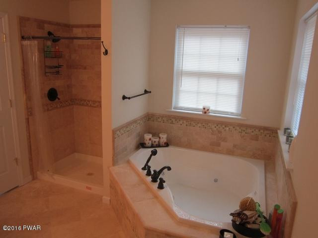 141 Tanager Road Lackawaxen, PA 18435 - Photo 22 of 37 23 master Bath with Jet Tub (640x480)