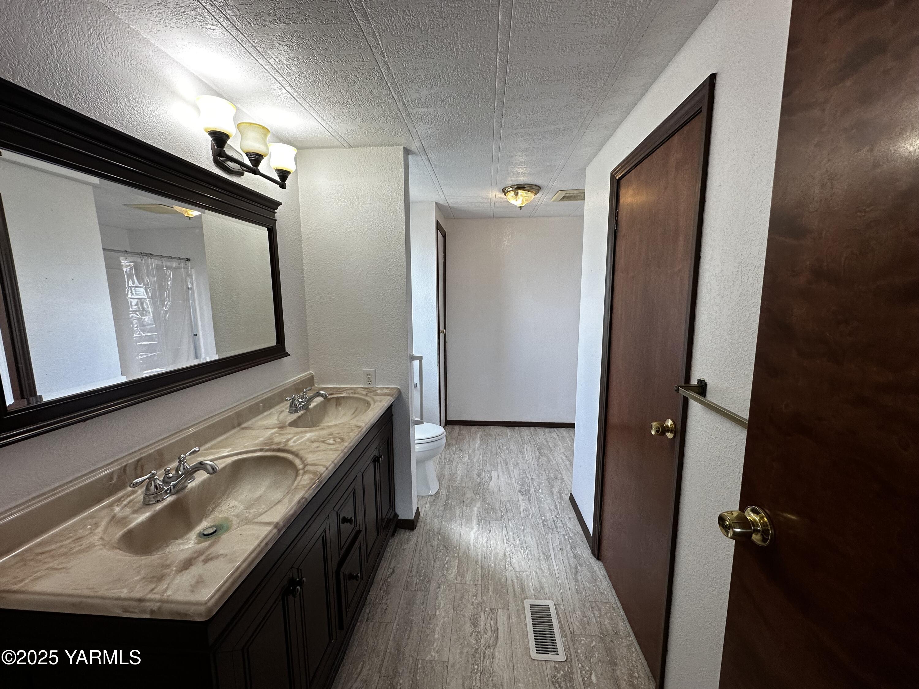 6941 Naches Heights Road Yakima, WA 98908 - Photo 13 of 21 a bathroom with a sink and a mirror
