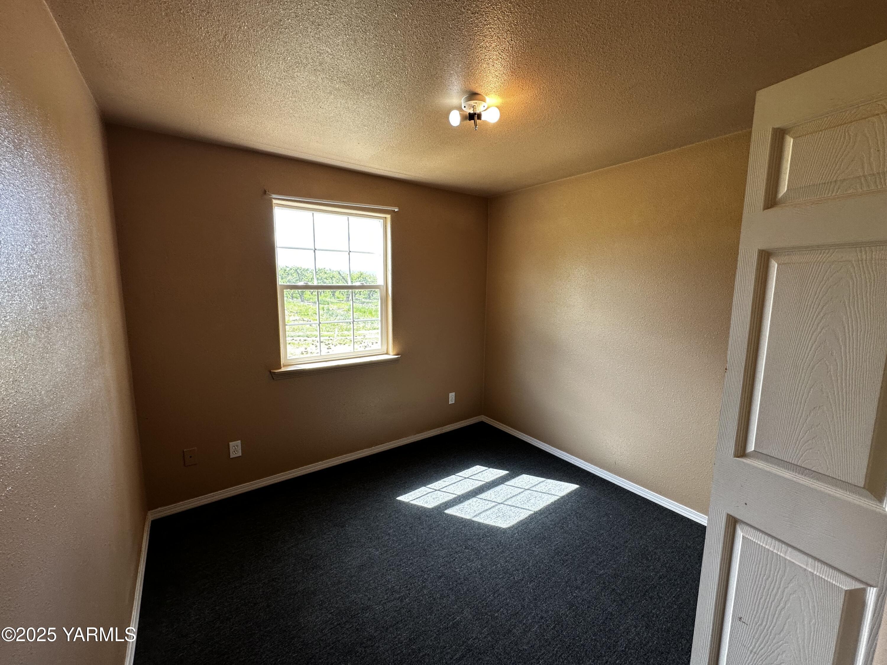 6941 Naches Heights Road Yakima, WA 98908 - Photo 17 of 21 an empty room with a window