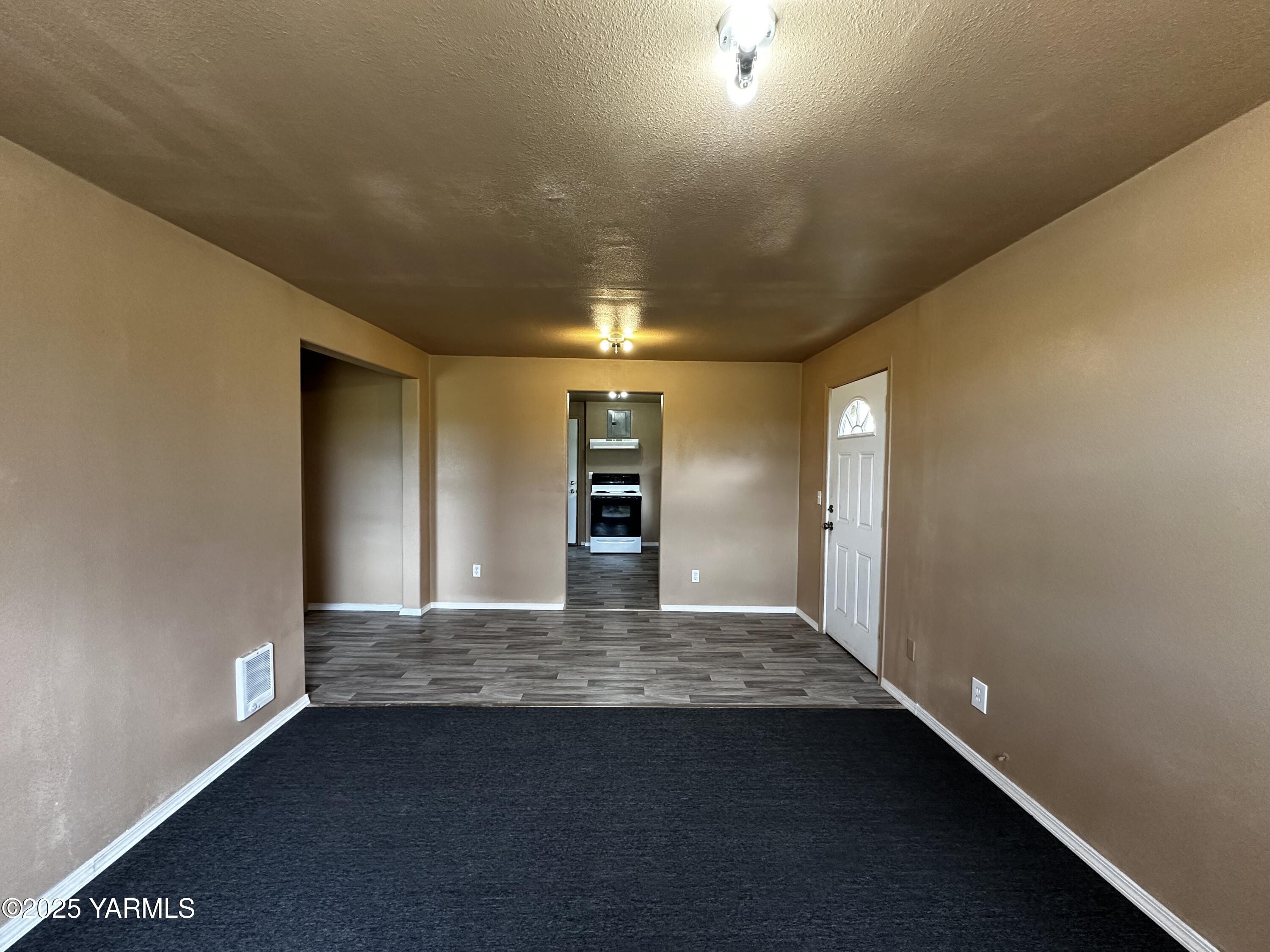 6941 Naches Heights Road Yakima, WA 98908 - Photo 19 of 21 a view of a livingroom with a kitchen