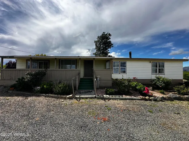 a front view of house with yard