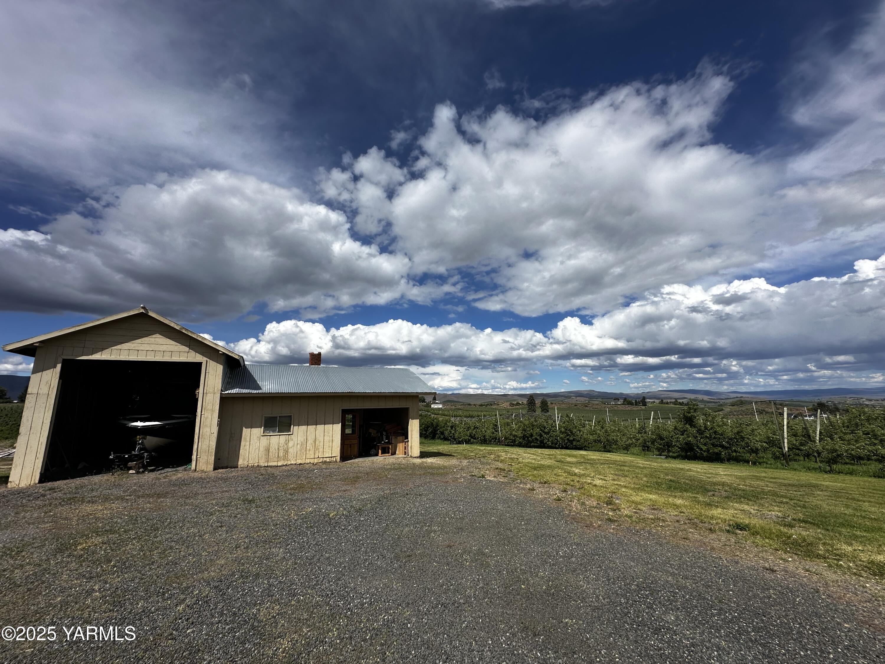 6941 Naches Heights Road Yakima, WA 98908 - Photo 6 of 21 a view of a house with a yard