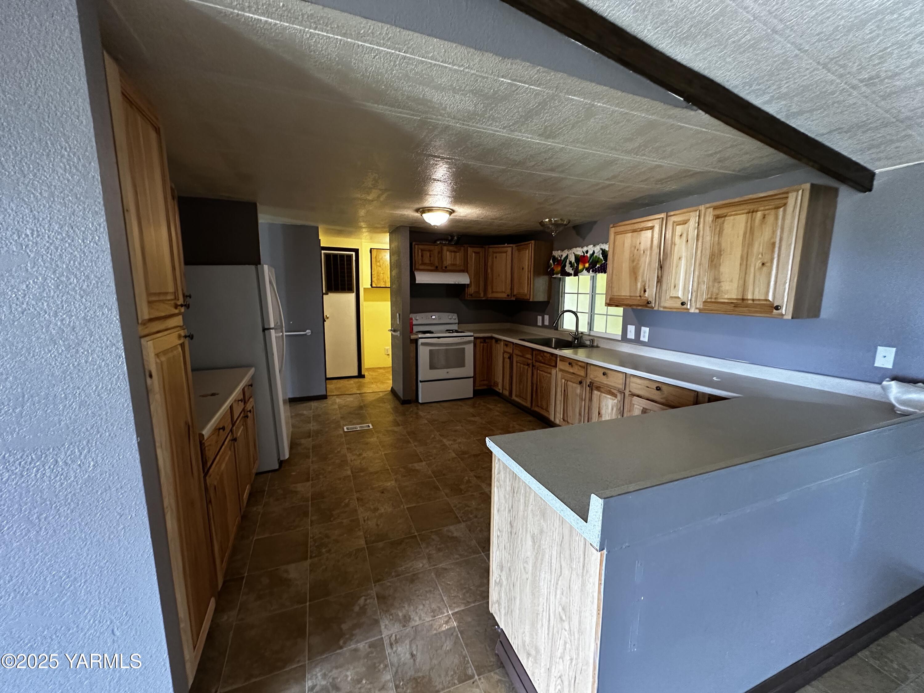 6941 Naches Heights Road Yakima, WA 98908 - Photo 7 of 21 a kitchen with lots of counter top space and stainless steel appliances