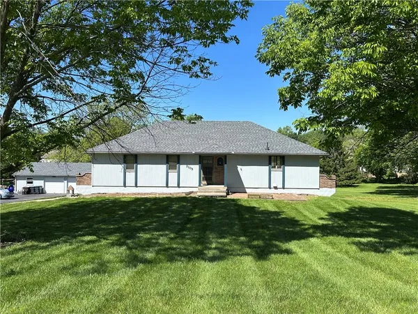 $515,000 | 2105 Northeast Porter Road, Blue Springs, MO 64014