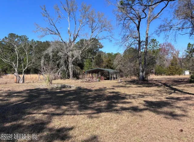 a view of a house with a backyard