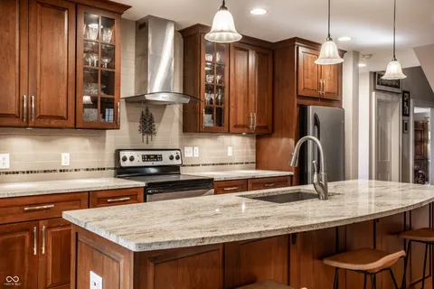 $910,000 | 385 South 6th Street, Zionsville, IN 46077