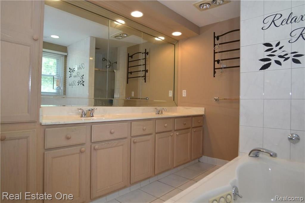 5574 Abington Road West Bloomfield, MI 48322 - Photo 25 of 34