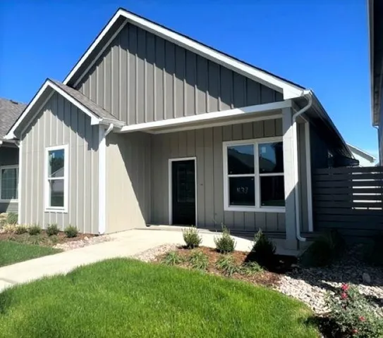 $270,760 | 437 East Douglas Avenue, Andover, KS 67002