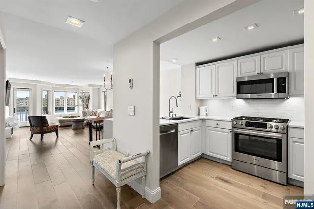 $598,000 | 308 Smith Court, Edgewater, NJ 07020