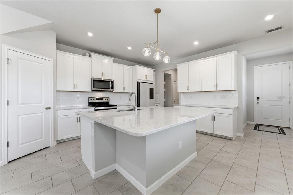 2587 Everglade Way Lutz, FL 33558 - Photo 5 of 41
