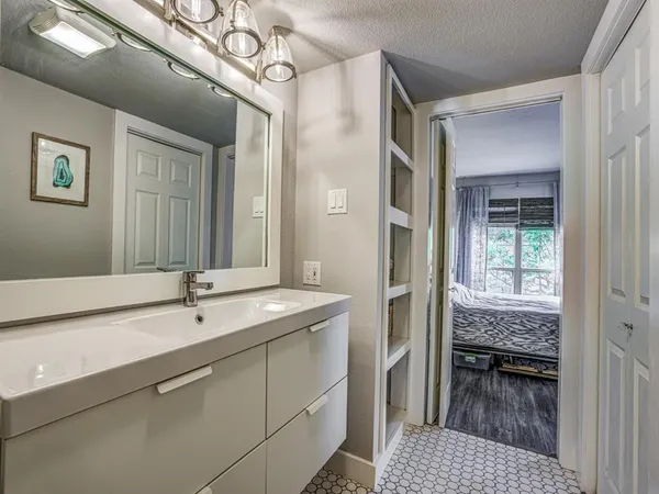 a en suite bathroom with a sink and a mirror