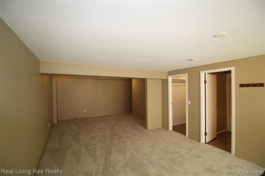 2939 Meadowbrook Drive Rochester Hills, MI 48309 - Photo 21 of 29