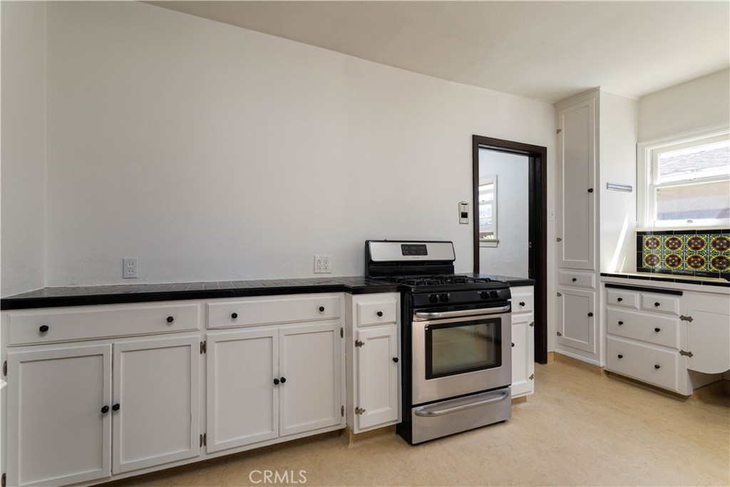 2824 Chestnut Avenue Long Beach, CA 90806 - Photo 11 of 46 kitchen