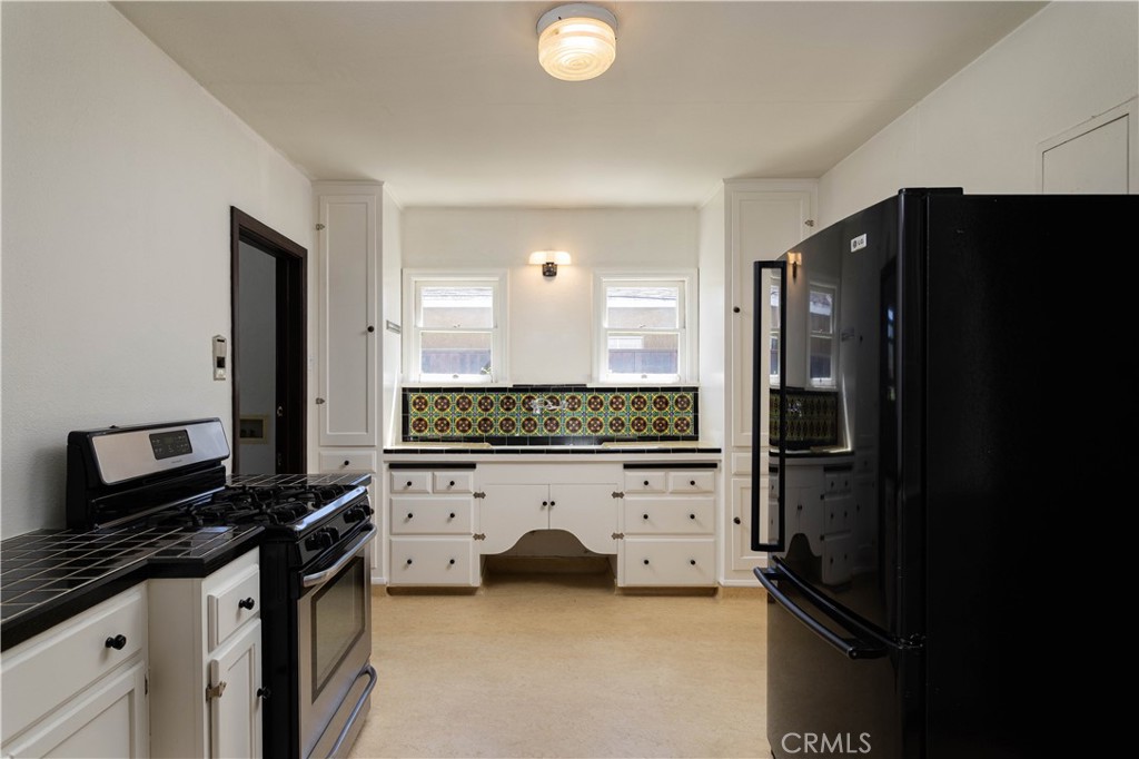 2824 Chestnut Avenue Long Beach, CA 90806 - Photo 12 of 46 kitchen