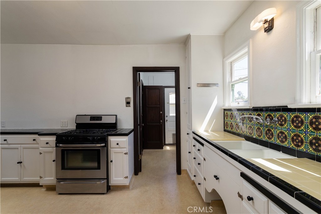 2824 Chestnut Avenue Long Beach, CA 90806 - Photo 14 of 46 kitchen, view towards laundry room and back door to backyard and garage