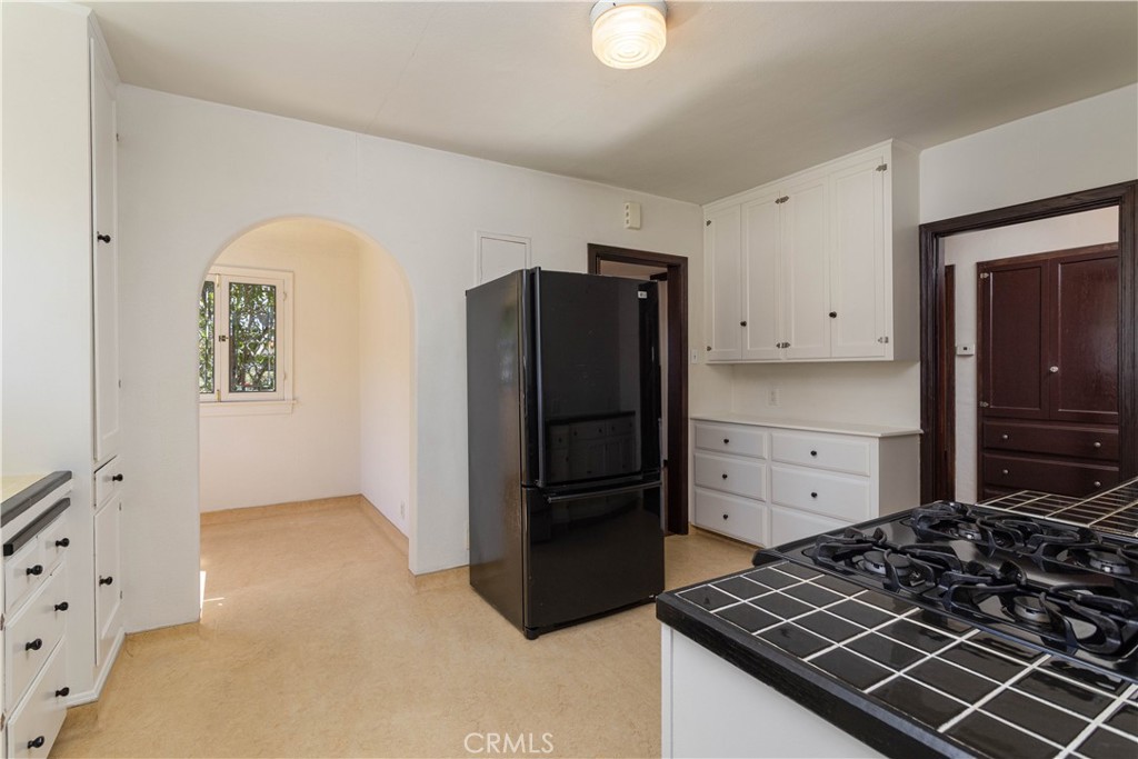 2824 Chestnut Avenue Long Beach, CA 90806 - Photo 15 of 46 kitchen, view towards breakfast nook and hallway