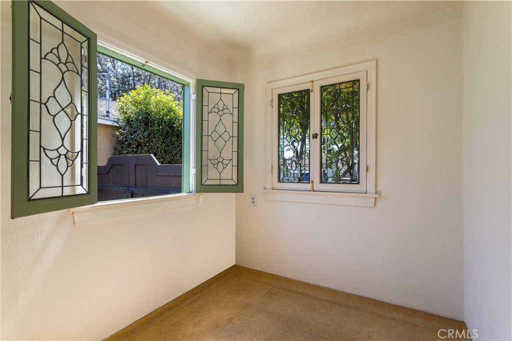 2824 Chestnut Avenue Long Beach, CA 90806 - Photo 19 of 46 breakfast nook w/beveled glass windows