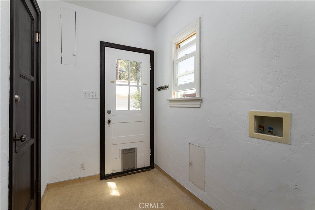 2824 Chestnut Avenue Long Beach, CA 90806 - Photo 35 of 46 Laundry/mudroom, door to backyard and garage