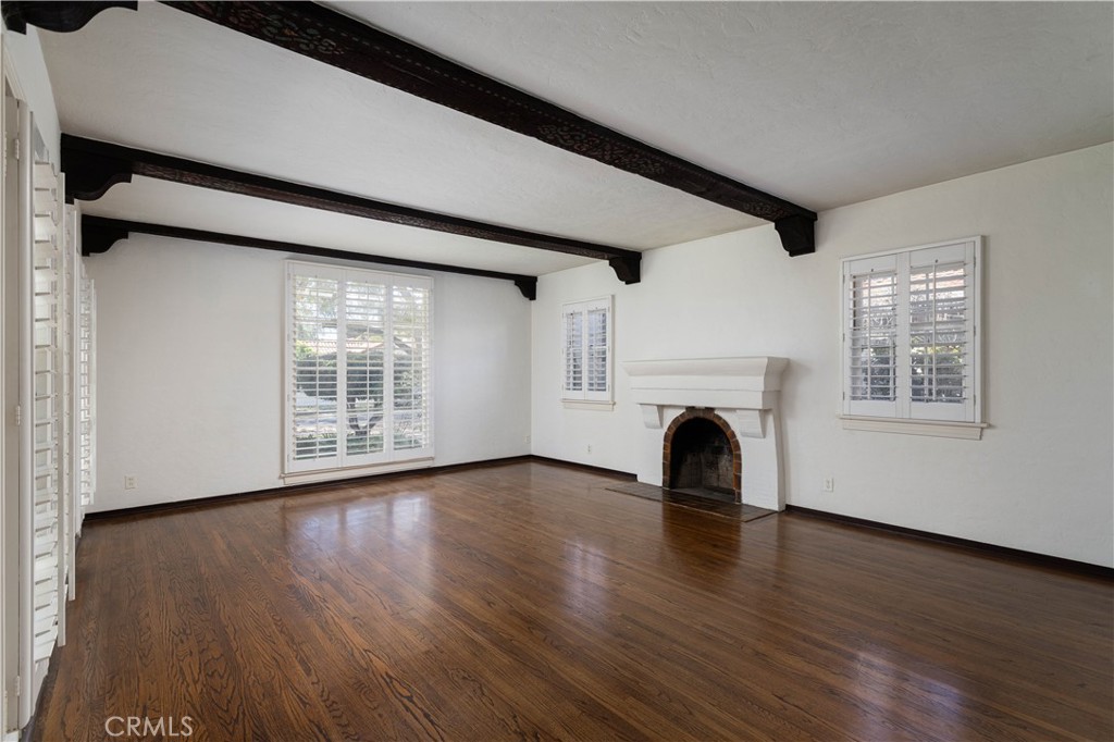 2824 Chestnut Avenue Long Beach, CA 90806 - Photo 4 of 46 Large living room with stamped ceiling beams