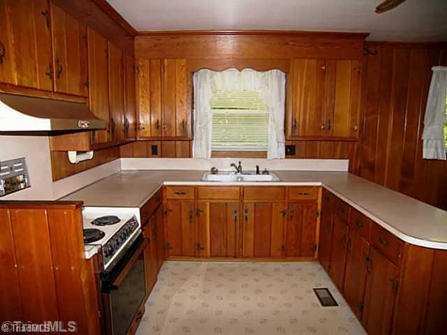 369 Robbins Road Winston-Salem, NC 27107 - Photo 9 of 14 Kitchen.