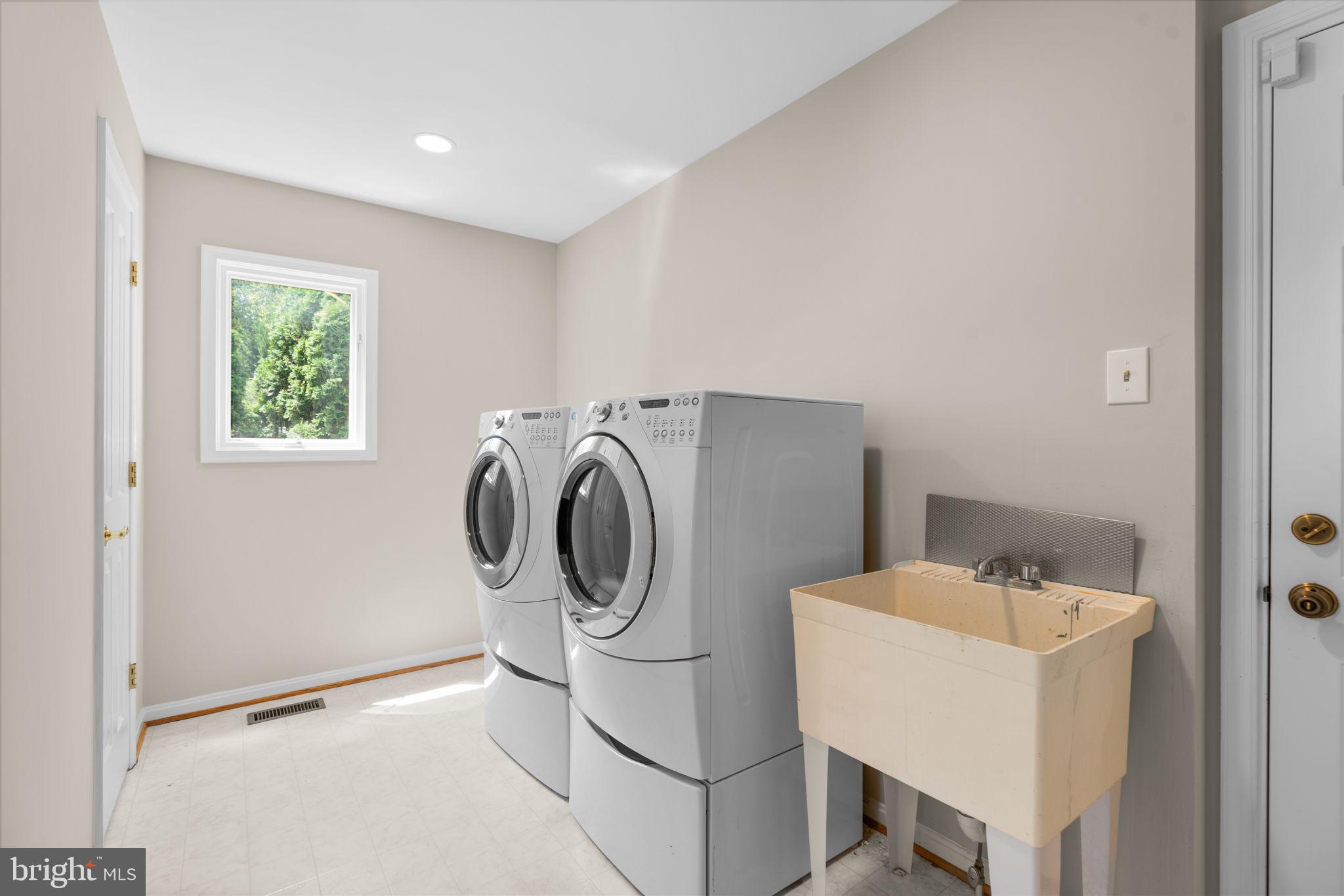 11300 Ridermark Row Columbia, MD 21044 - Photo 28 of 81 Laundry Room