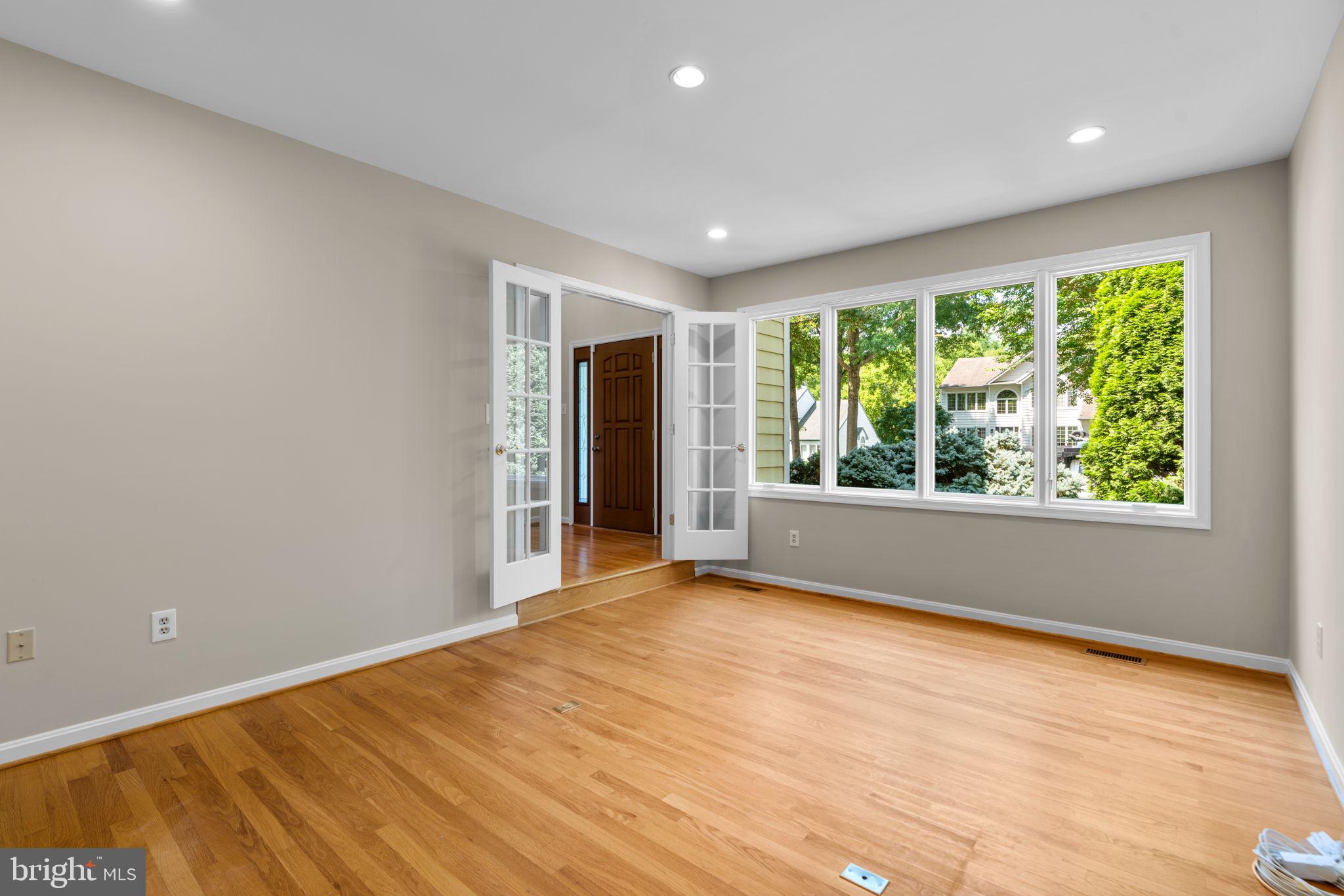 11300 Ridermark Row Columbia, MD 21044 - Photo 4 of 81 Living Room