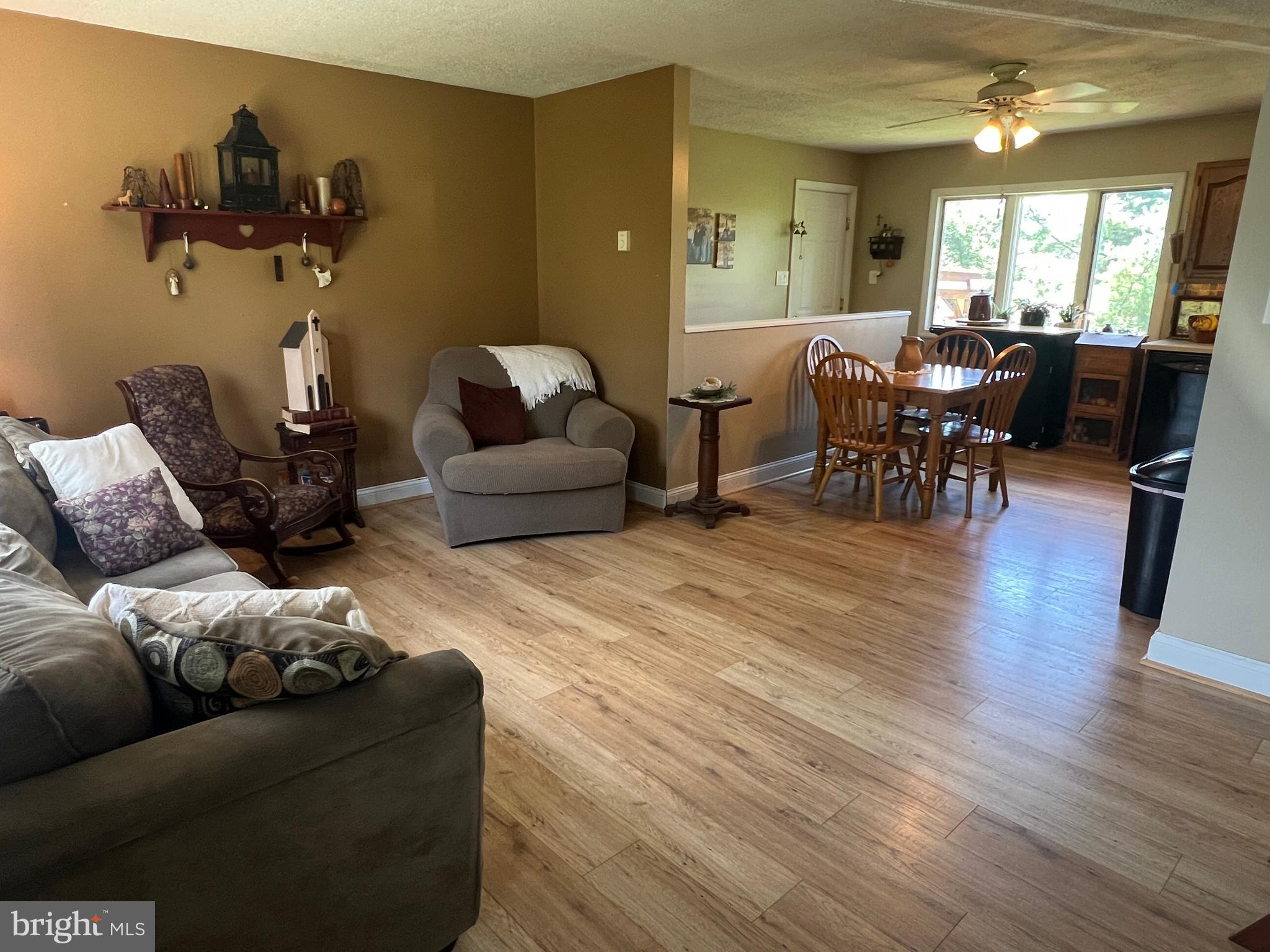 16208 Spade Road Hagerstown, MD 21740 - Photo 14 of 32 Living Room