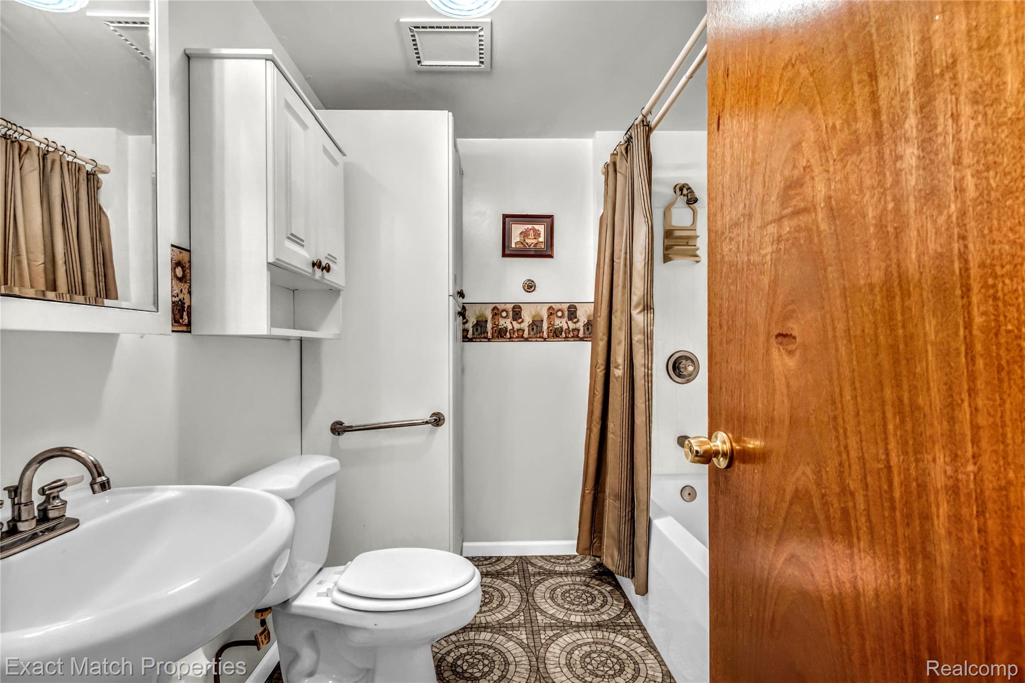 5468 Lippincott Road Lapeer, MI 48446 - Photo 32 of 36 Main bathroom!