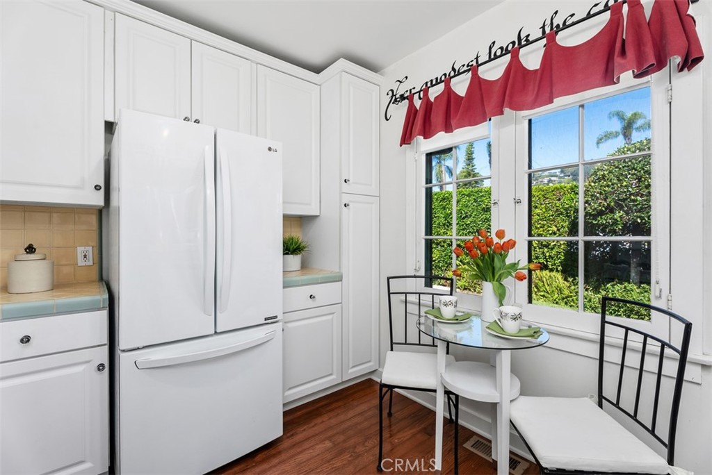 287 Myrtle Street Laguna Beach, CA 92651 - Photo 11 of 50 a dining room with furniture a potted plant and wooden floor