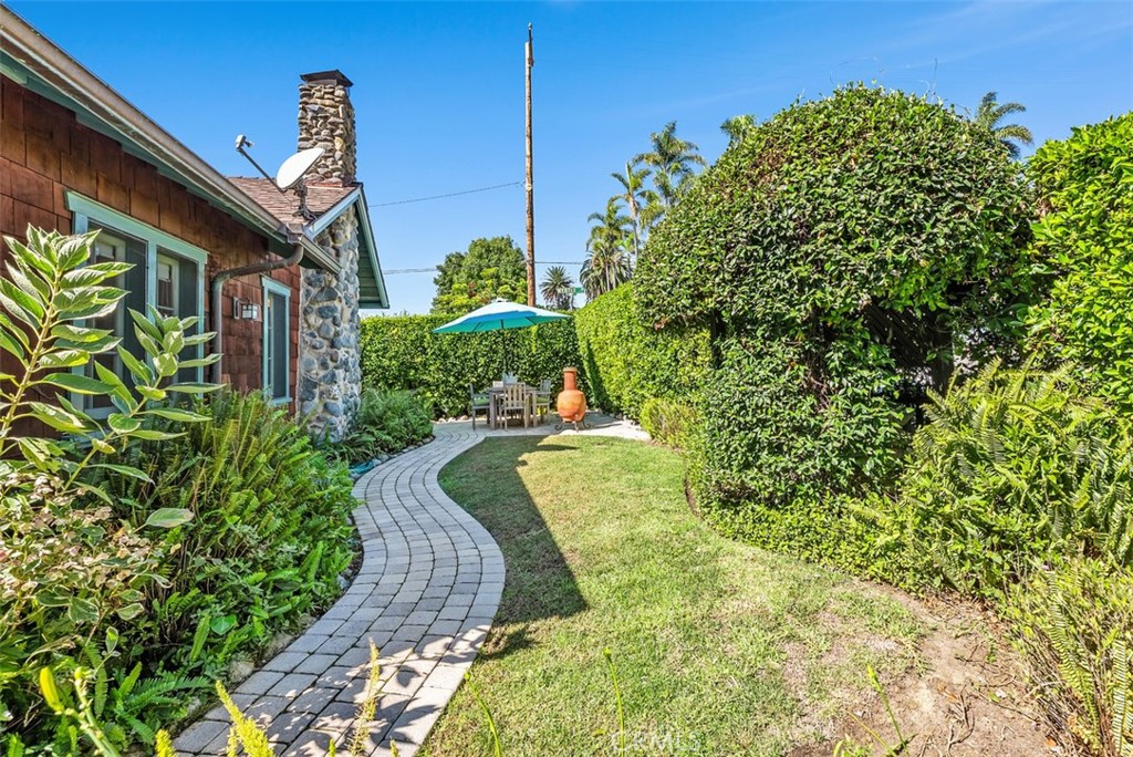 287 Myrtle Street Laguna Beach, CA 92651 - Photo 17 of 50 a backyard of a house with lots of green space
