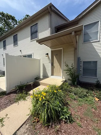 $2,100 | 121 Spuhler Drive, Batavia, IL 60510