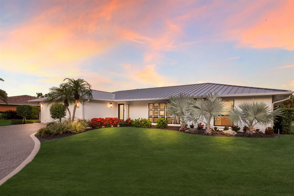 a view of a house with a backyard