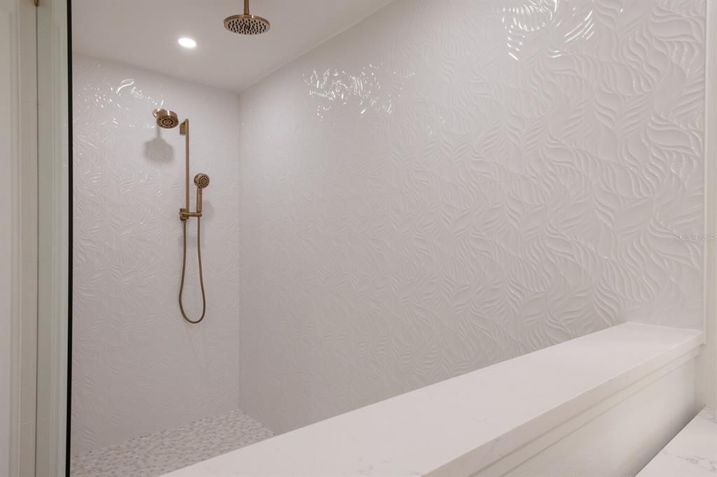 510 Putter Lane Longboat Key, FL 34228 - Photo 17 of 74 a bathroom with a bathtub