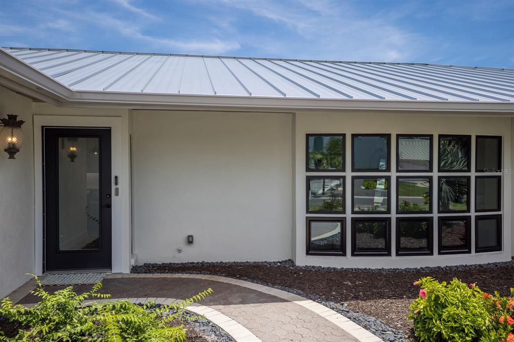 510 Putter Lane Longboat Key, FL 34228 - Photo 34 of 74 a front view of a house with a garden