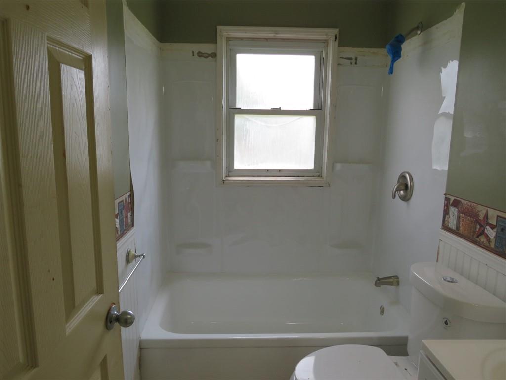 666 Ewing Street Washington, PA 15301 - Photo 8 of 22 a bathroom with a toilet and a bathtub